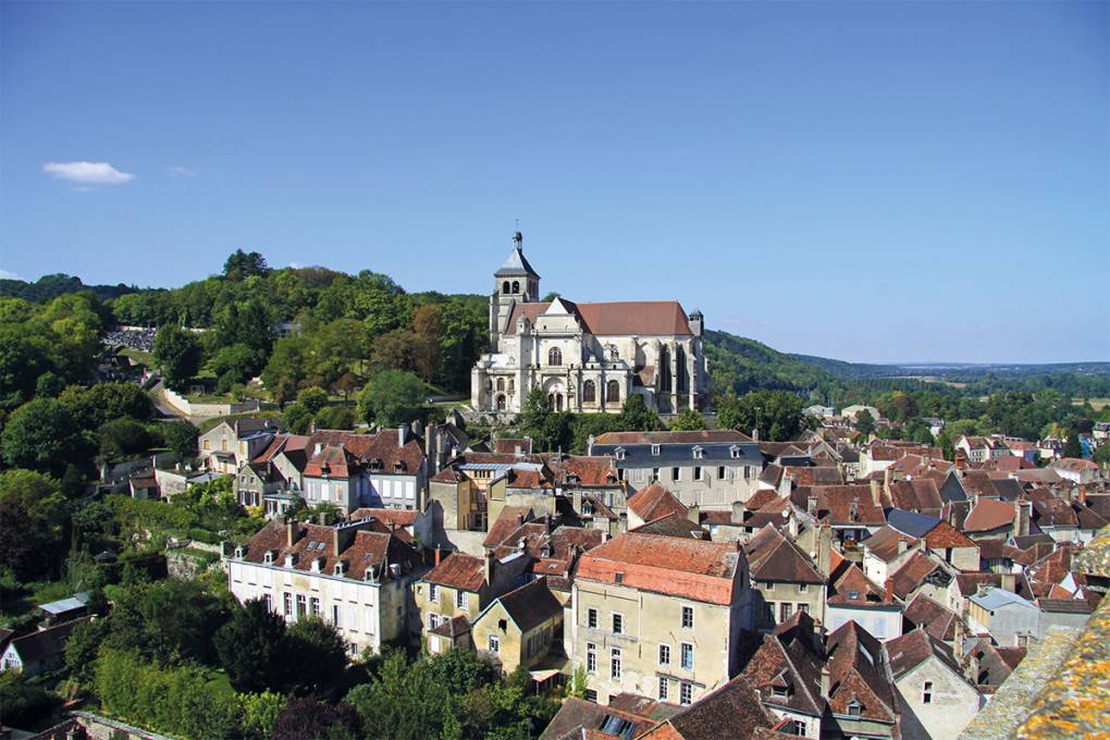 Eglise Saint Pierre em Tonnerre em Burgundy